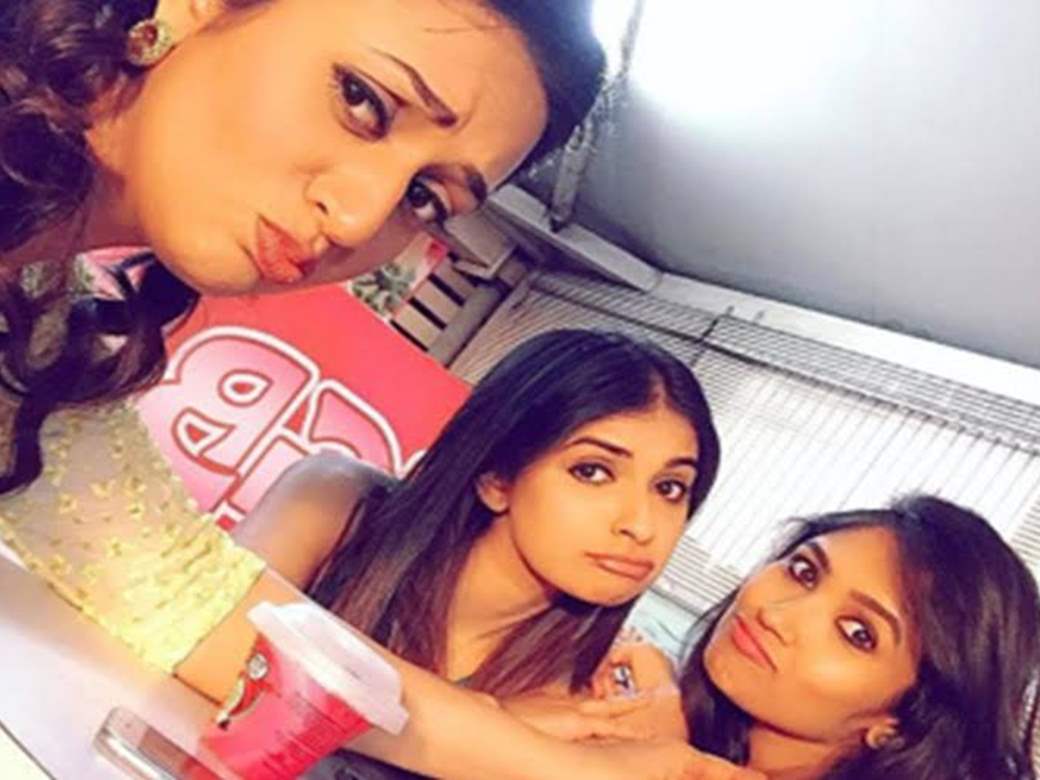 selfie poses for girls with mehndi 🦋❤️ Filter name 👉 cute sweetness ... |  TikTok