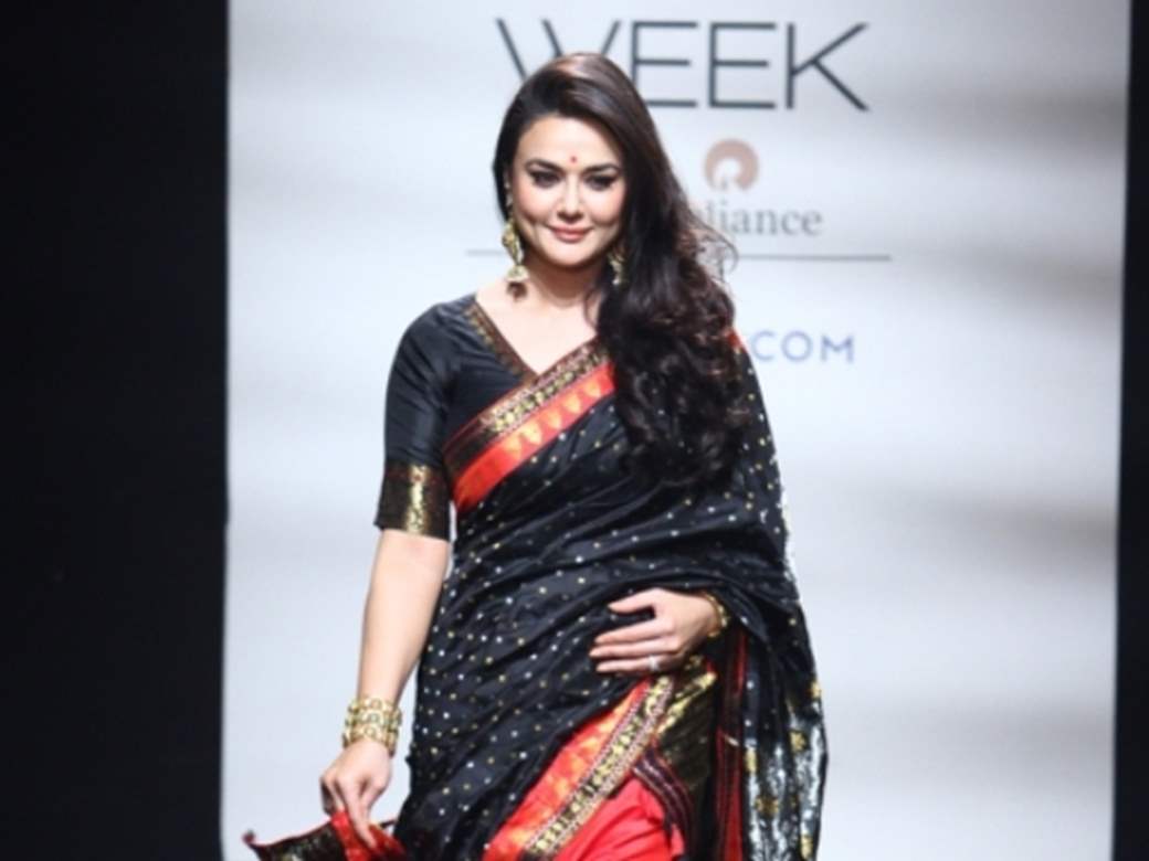 What a showstopper! Preity Zinta looks drop dead gorgeous at Lakme Fashion  Week