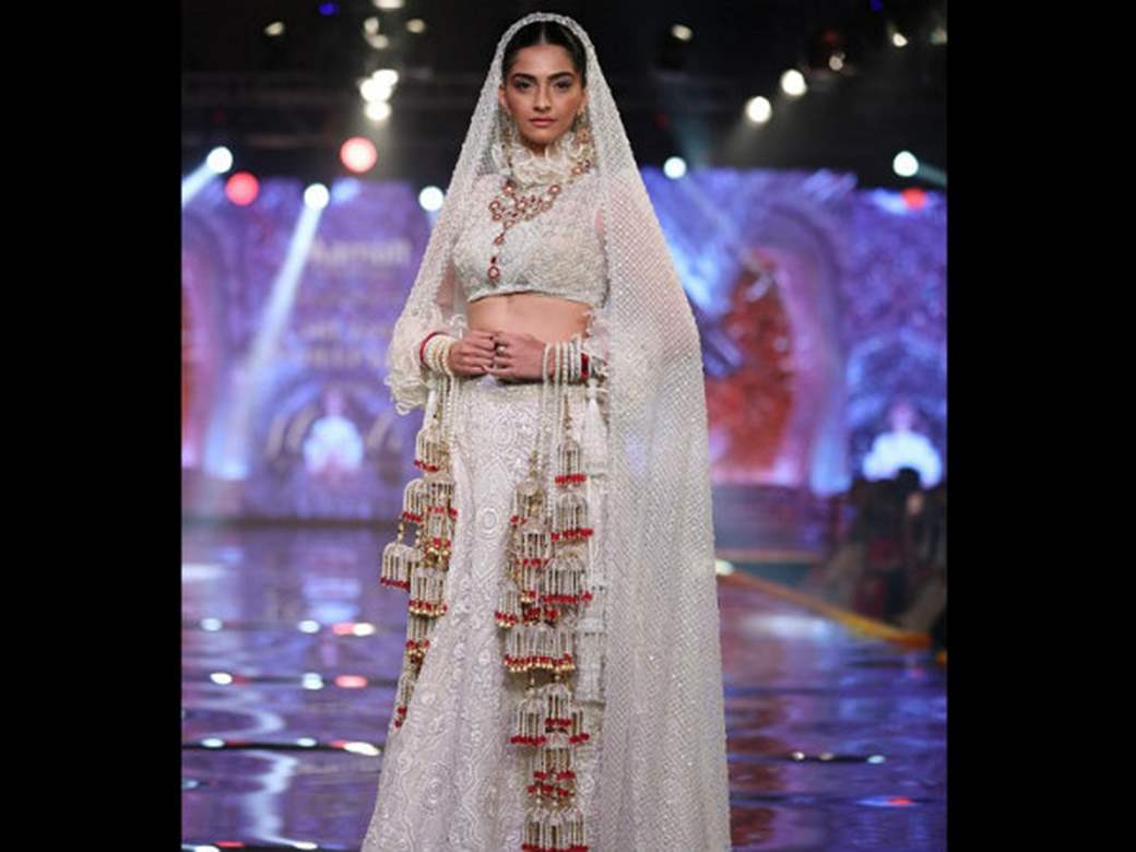 Do you know who the designer is? : r/BollywoodFashion