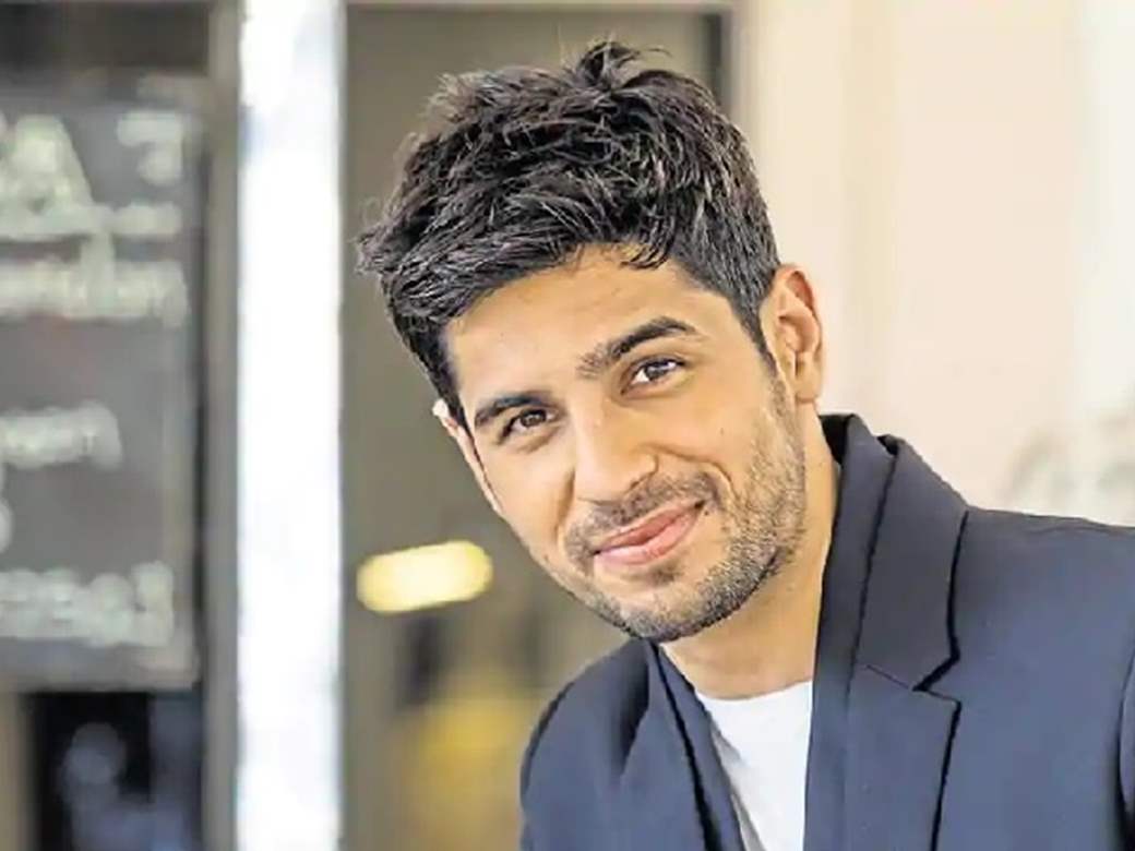 Fanboy in me for Big B, SRK will never die: Sidharth Malhotra | India Forums