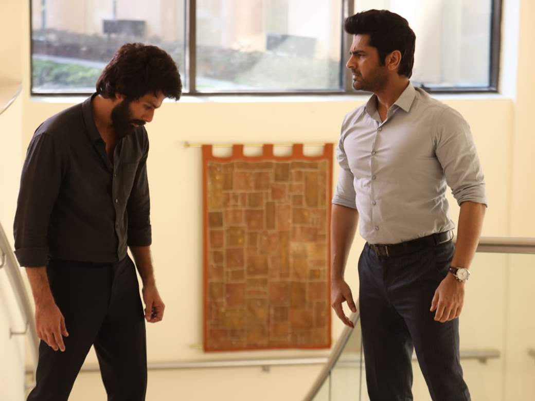 Arjan Bajwa shares an emotional moment with Shahid Kapoor on the ...