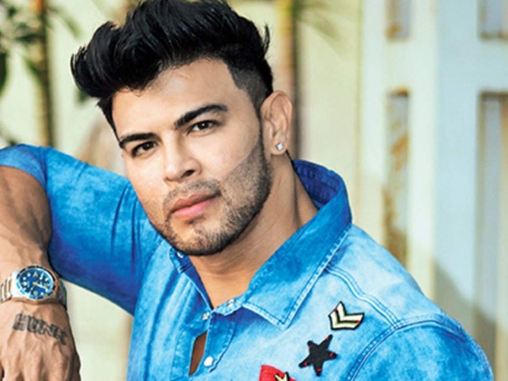 Agra: Sahil Khan visits Taj Mahal #Gallery - Social News XYZ | Indian male  model, Photography poses for men, Poses for men