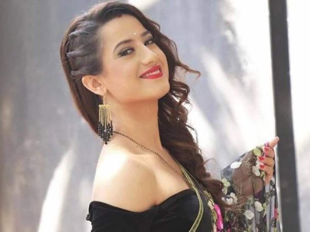 Aalisha Panwar's purse stolen from her car, the actress luckily finds it -  Times of India