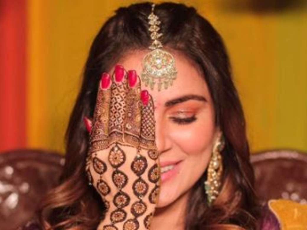 Inside Shraddha Arya's Mehendi ceremony: Bride-to-be flaunts her diamond  ring in photos, Telly Talk News | Zoom TV