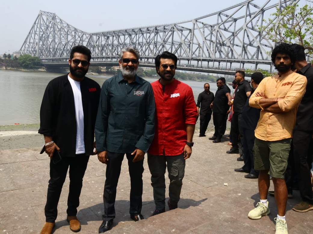 SS Rajamouli, Ram Charan & Junior NTR visit Kolkata's famous Howrah Bridge  ahead of 'RRR's release!