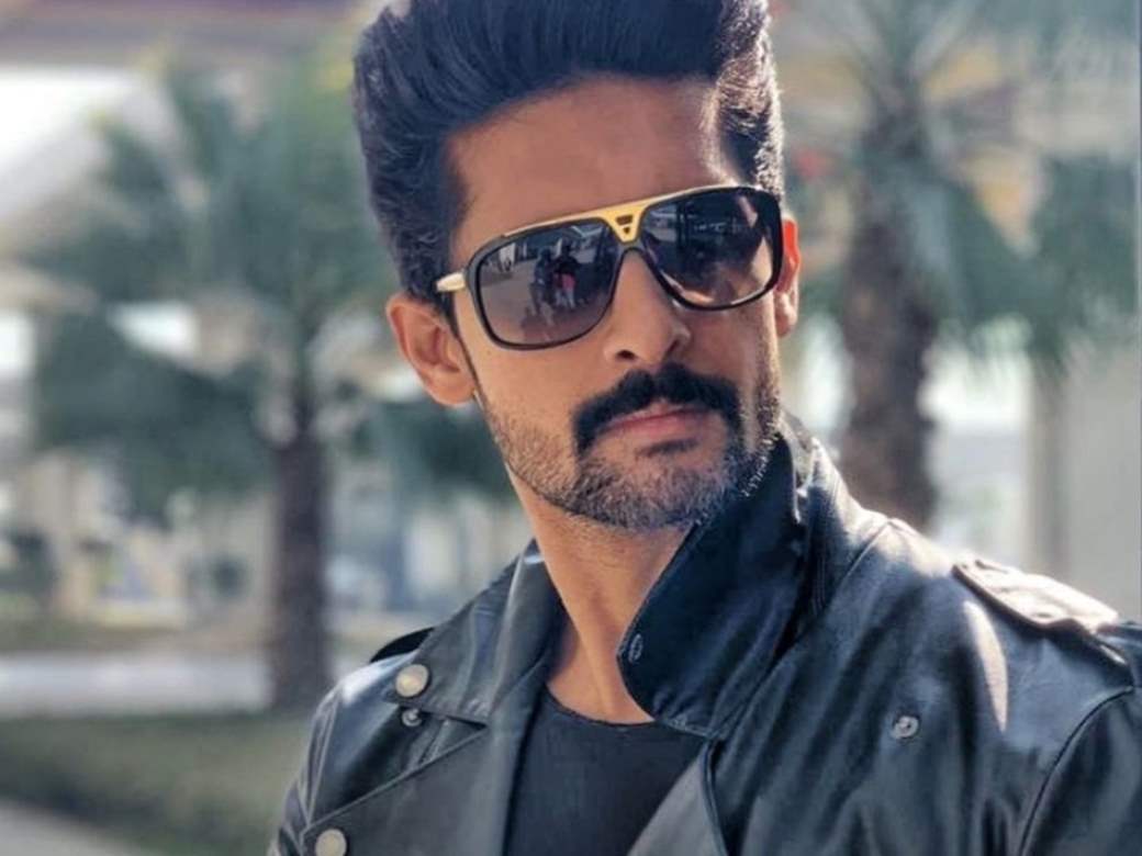 Ravi Dubey on Instagram: “I am in the groove baby ... Photo :  @tejasnerurkarr” | Ravi dubey, Photo, Indian show