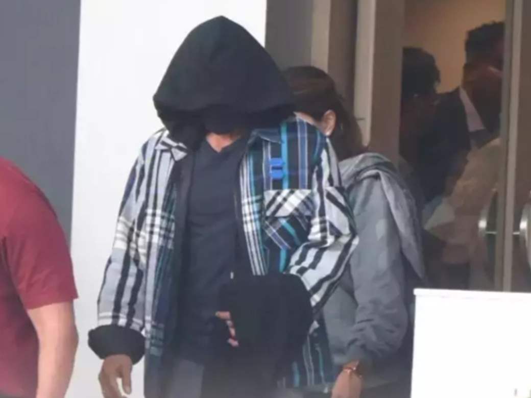Shah Rukh Khan covers his face as he returns from Vaishno Devi | India Forums