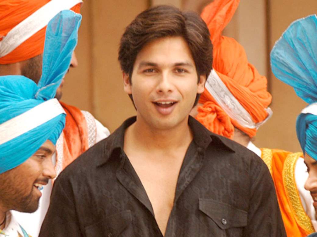 Shahid Kapoor surprises his fans by entering a random screening of Jab We Met; shares a ...