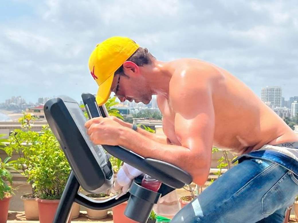 Hrithik Roshan Raises Heat With In A Bare Chest, Unbuttoned Pants Workout  Pic, Fan Says: My Heart Goes Mmmmm - Filmibeat