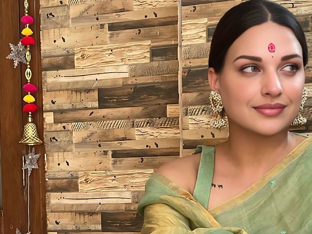 Himanshi Khurana in simple saree with sleeveless blouse looked breathtaking  - see now.