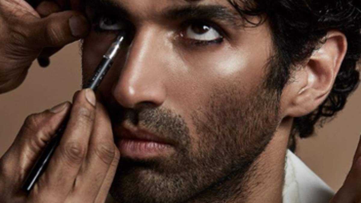 Aditya Roy Kapur's Chiseled Jawline And 'Heavier Than Normal' Makeup  Pictures Sets Female Fans Swooning