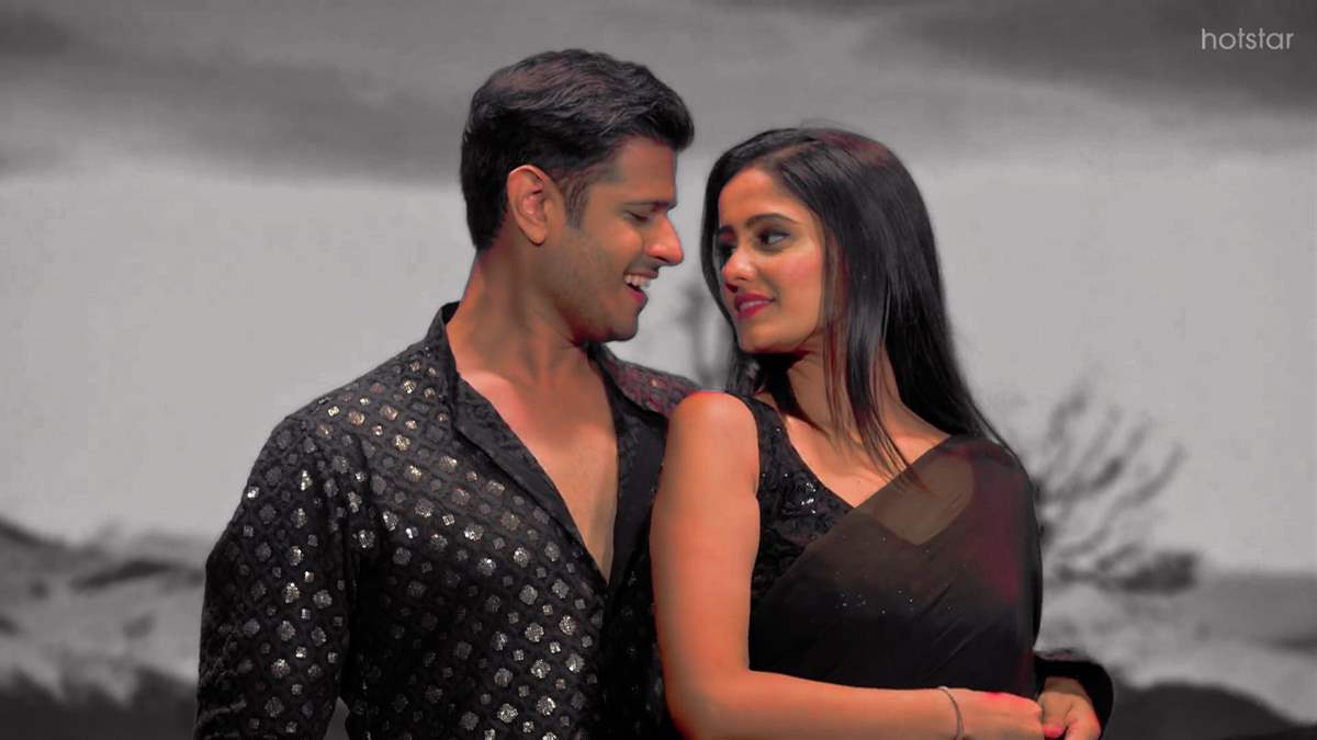 GHKPM actors Neil Bhatt and Ayesha Singh receive a huge applause, Fans