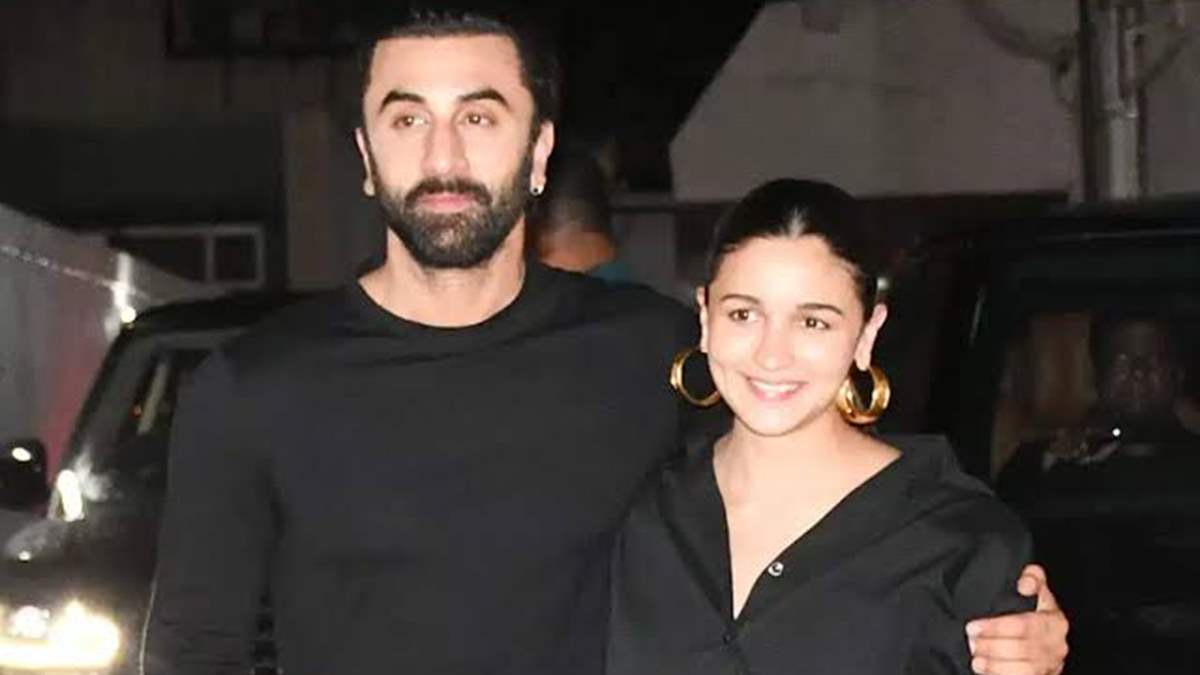 Alia Bhatt and Ranbir Kapoor arrive with their baby girl at Vastu: Pics ...