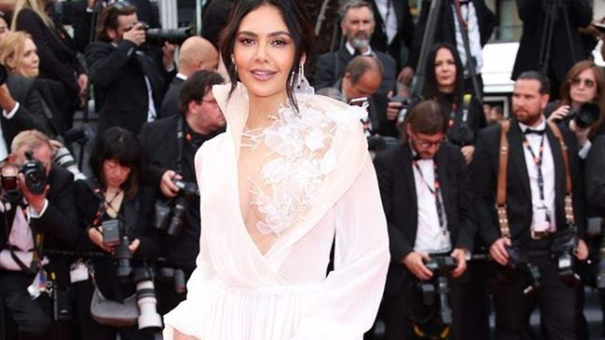 Cannes 2023 Esha Gupta dazzled the red carpet look in a softpink gown