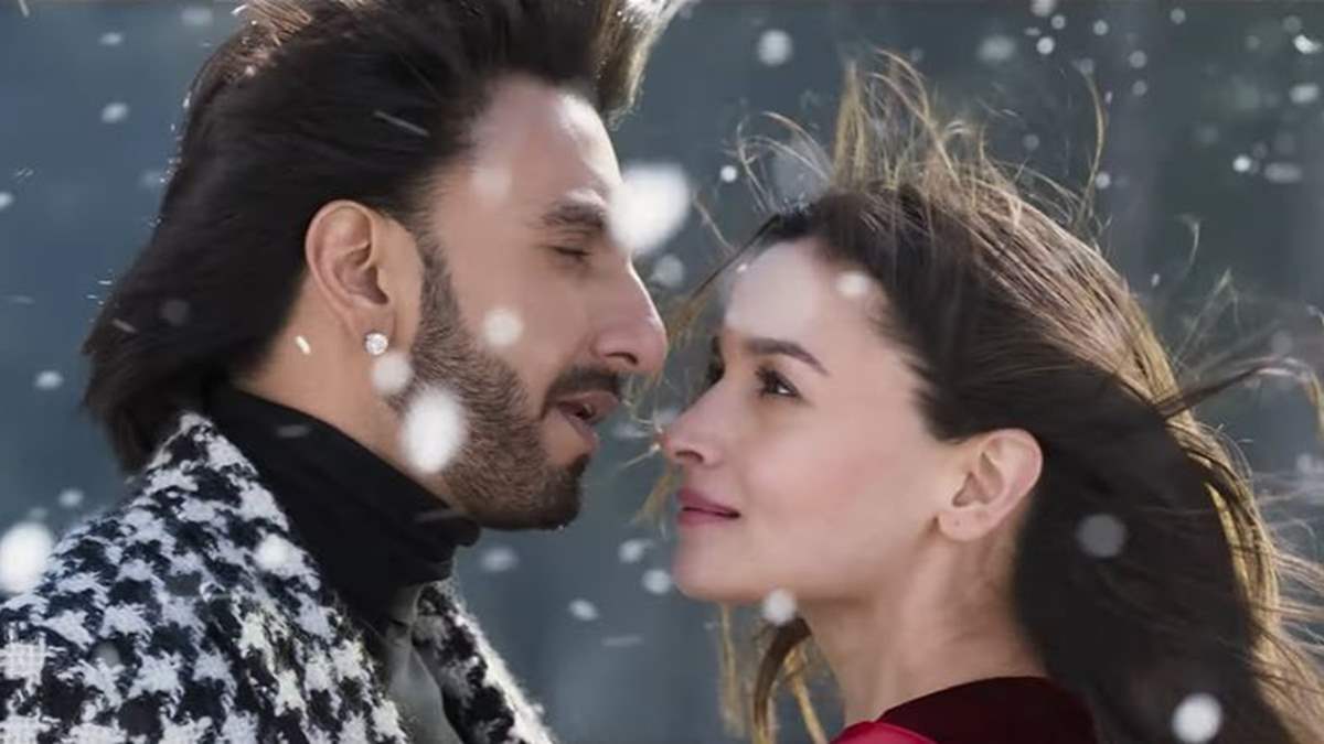 Rocky Aur Rani Kii Prem Kahaani: Alia Bhatt, Ranveer Singh look captivating  in wedding photoshoot; fans react