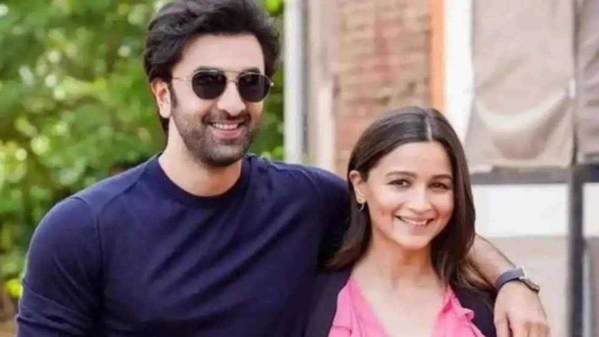 After The Lipstick Controversy, Alia Bhatt Likes A Fan Post Saying Ranbir  Kapoor Is 'Never A Misogynist' - Entertainment