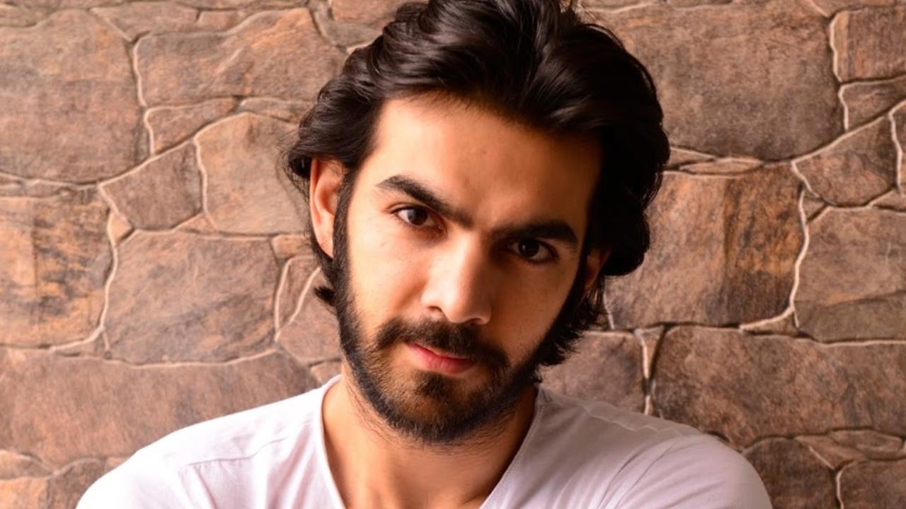 https://img.indiaforums.com/article/1280x720/18/8388-karan-v-grover-plays-a-movie-superstar-in-bohot-pyaar-karte-hai.jpg