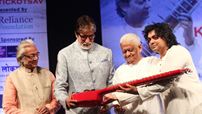 Amitabh Bachchan tries his hand at 'zitar'