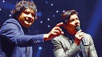 Singer Shaan pays tribute to KK by performing his classic song "Pal" at an event