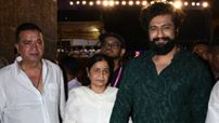 Vicky Kaushal seeks blessings at Lalbaugcha Raja with parents amid  'The Great Indian Family's release