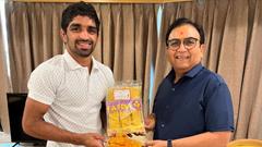 TMKOC's Dilip Joshi Meets Olympic Bronze Medalist Aman Sehrawat; Commemorates His Victory With 'fafda jalebi' Thumbnail