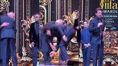 IIFA 2024: Shah Rukh Khan touches Mani Ratnam's feet after bagging Best Actor for Jawan; cute moment with Rani Thumbnail