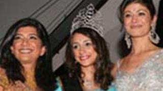 Miss Indias glam up American pageant Thumbnail