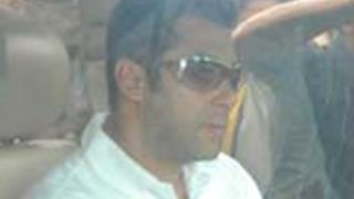 Salman Khan leaves his residence for Jodhpur Thumbnail