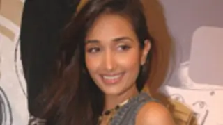 Aamir makes me look different in 'Ghajini': Jiah Khan Thumbnail