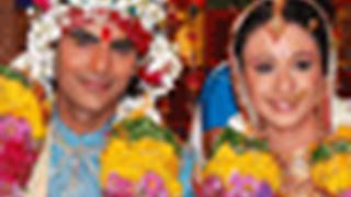 Vikram and Vrinda tie the knot in Mere Apne... Thumbnail