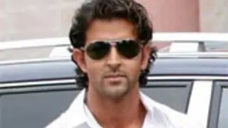 Hrithik turns 35 with a big birthday bash Thumbnail