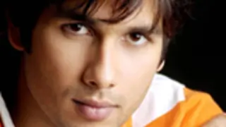 Shahid's all set to bare. Thumbnail