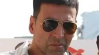 Akshay Kumar gets the killer look - Slashes eyebrows! Thumbnail