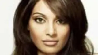 Bipasha wants to learn 'Waka Waka' moves (Film Snippets) Thumbnail