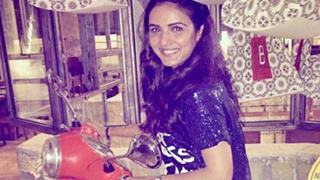 Jasmin Bhasin turns a delivery girl...vroom vroom!!