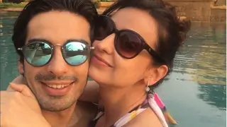 #CheckItOut: Mohit-Sanaya's Vacation Diaries on their very own Titanic! Thumbnail