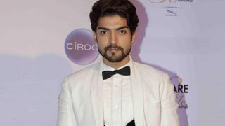 Gurmeet Choudhary hit by cash crunch? Waits in a queue outside a bank!