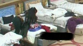 #BB10: OMG! Manu and Mona kiss in the Bigg Boss house! Thumbnail