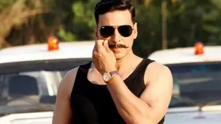 Akshay Kumar's 'KHILADI' attitude, shoots despite SEVERE INJURY! thumbnail