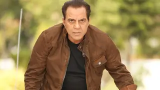 Dharmendra Slaps a fan! Thumbnail