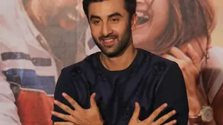 Ranbir Kapoor is in awe of Shah Rukh Khan! Thumbnail