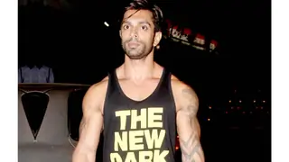 Karan Singh Grover has a SURPRISE for his fans! Thumbnail