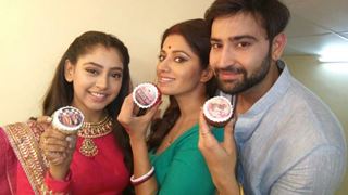 Ridheema Tiwari gets cup cakes from fans!