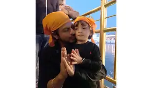 Shah Rukh Khan SPOTTED at Golden Temple with son AbRam Thumbnail