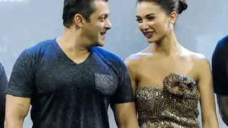 Amy Jackson OPENS UP about rumors linking her to SALMAN KHAN! thumbnail