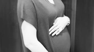 This beautiful mother-to-be actress flaunts her baby bump! Thumbnail