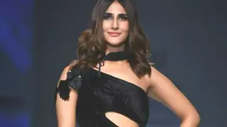 #Stylebuzz: Vaani Kapoor Beguiled In Black For Rina Dhaka's Runway Thumbnail