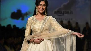 #Stylebuzz: Saakshi Tanwar Graces The Ramp For 'Ram Leela' Designer Anju Modi