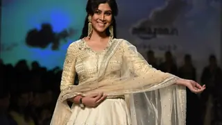 #Stylebuzz: Saakshi Tanwar Graces The Ramp For 'Ram Leela' Designer Anju Modi Thumbnail