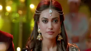 #Stylebuzz: Surbhi Jyoti AKA Geetanjali Rocks An Unconventional Lehenga Like No One Else Thumbnail